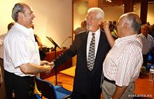 Amigos saludaron al ponente al término del acto. Fuente: www.oretania.es Amigos saludaron al ponente al término del acto. Fuente: www.oretania.es